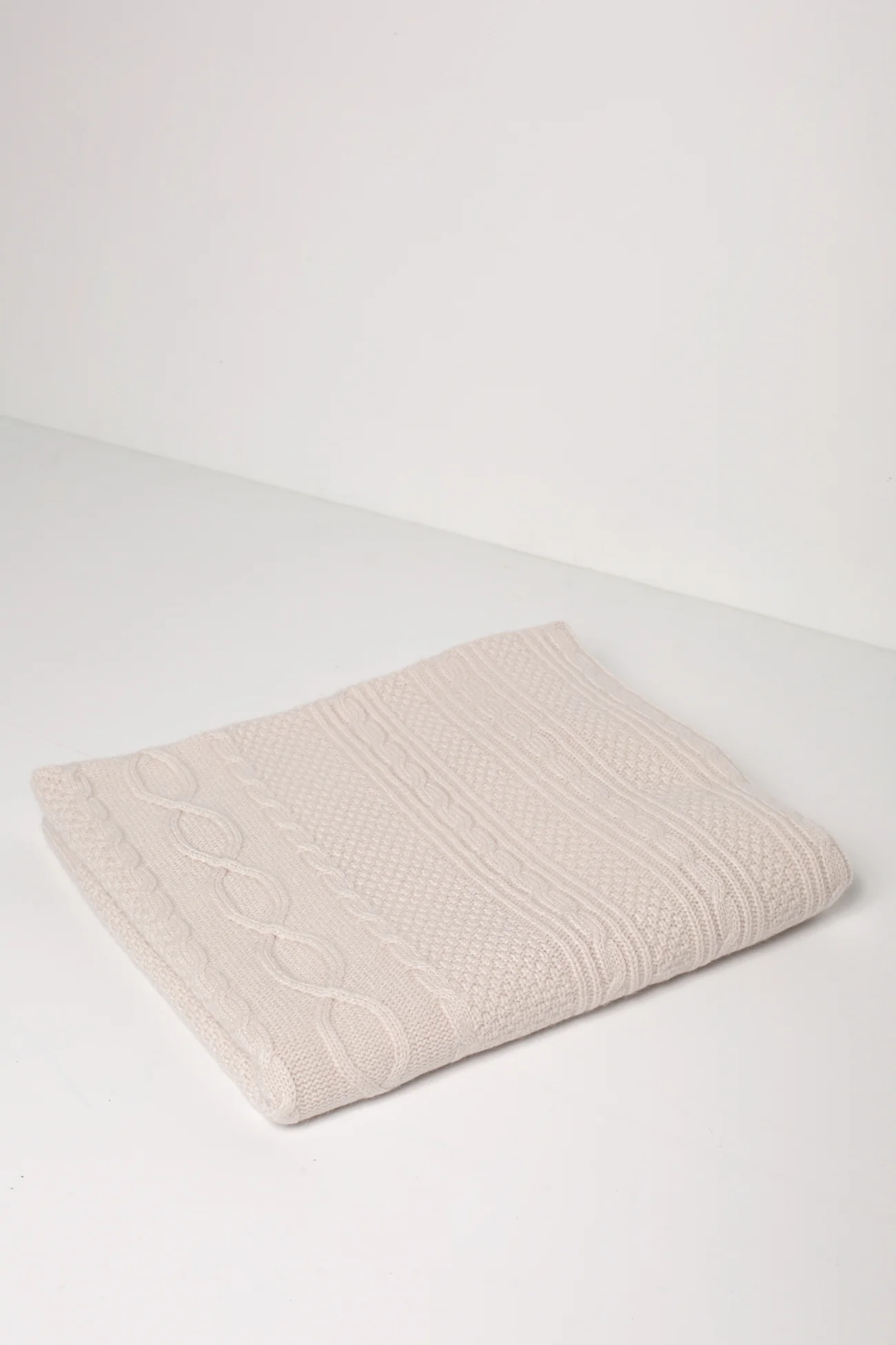 CABLE CASHMERE BABY BLANKET - Image 8