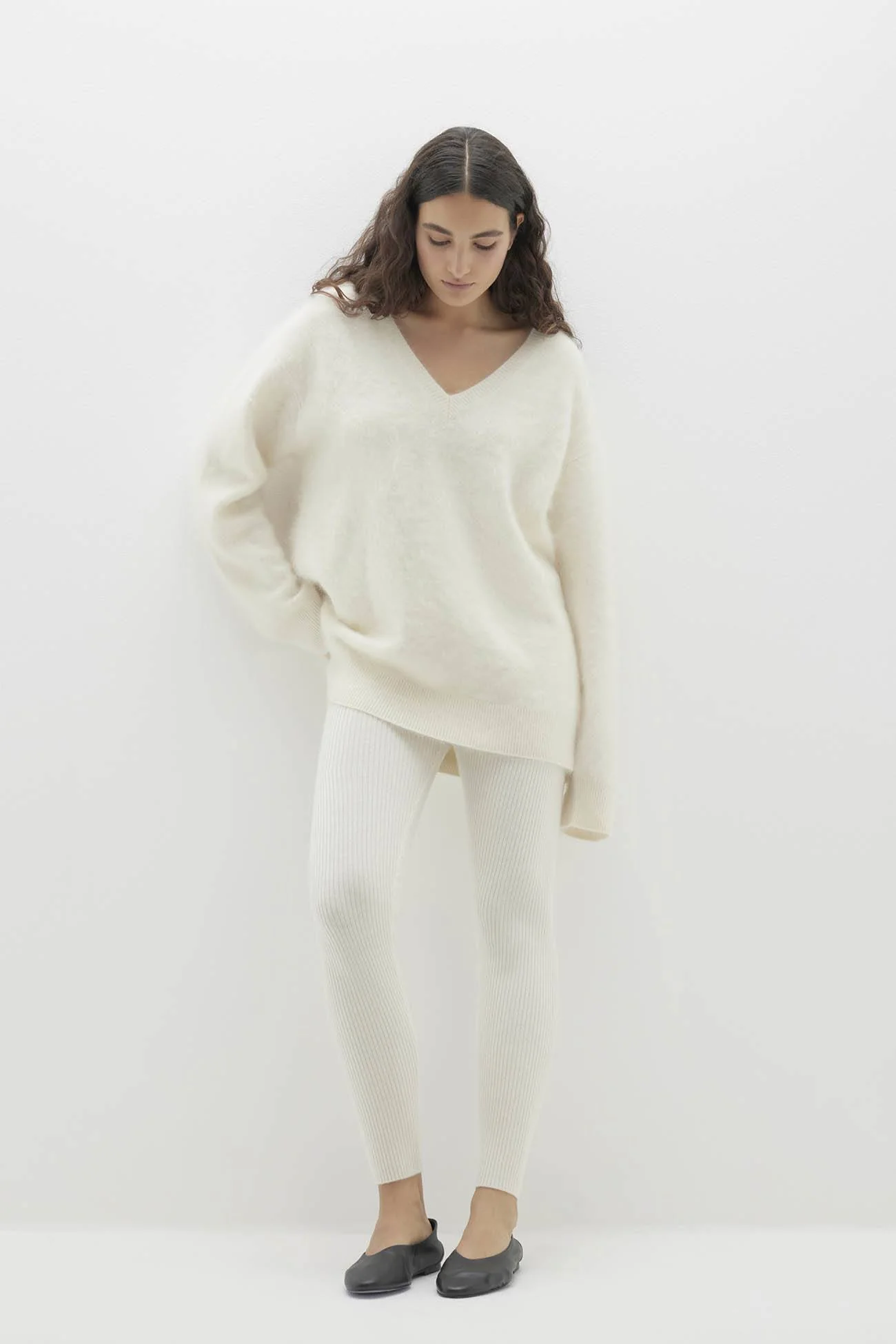 GLADYS BRUSHED CASHMERE V-NECK SWEATER - Image 11