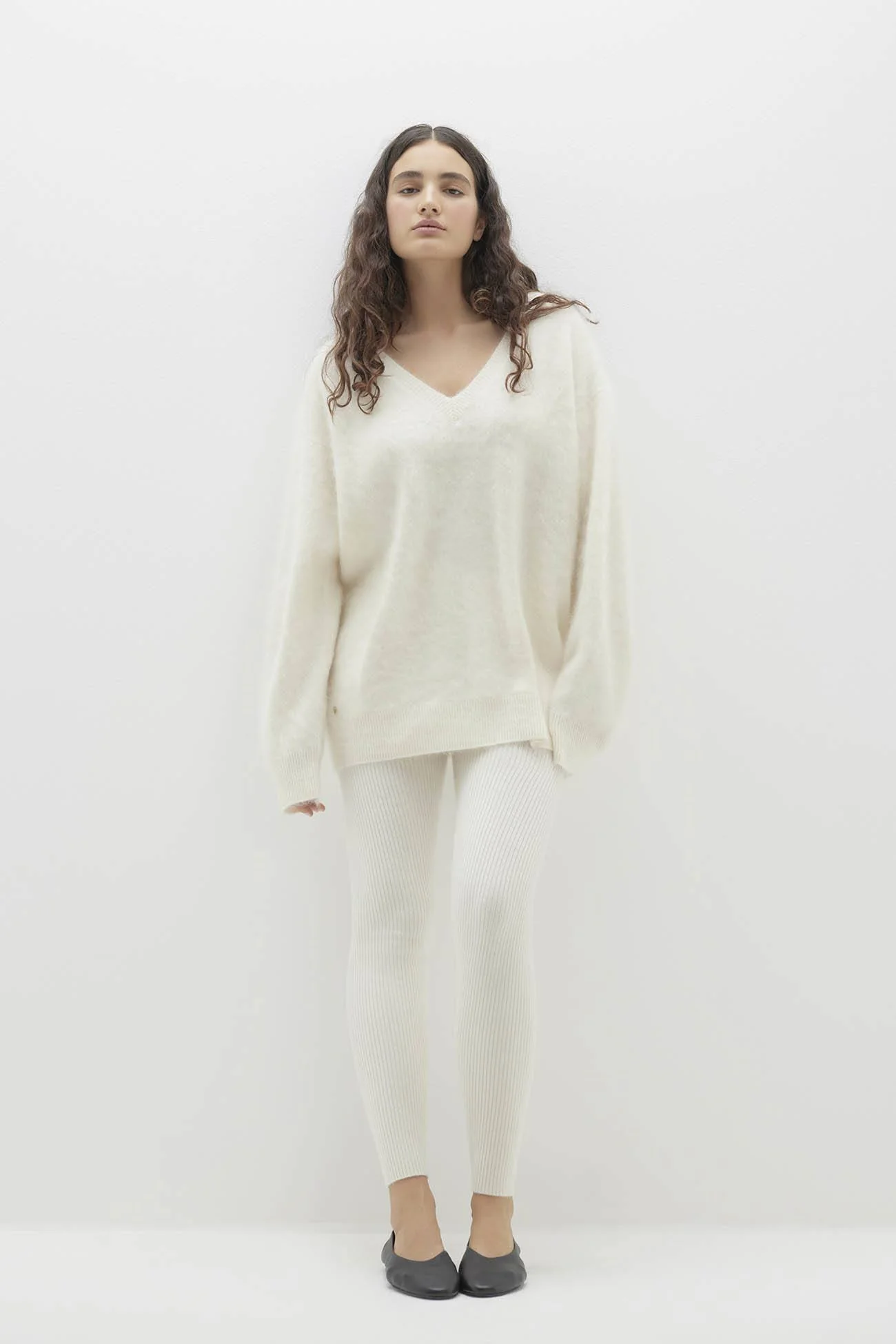 GLADYS BRUSHED CASHMERE V-NECK SWEATER - Image 12