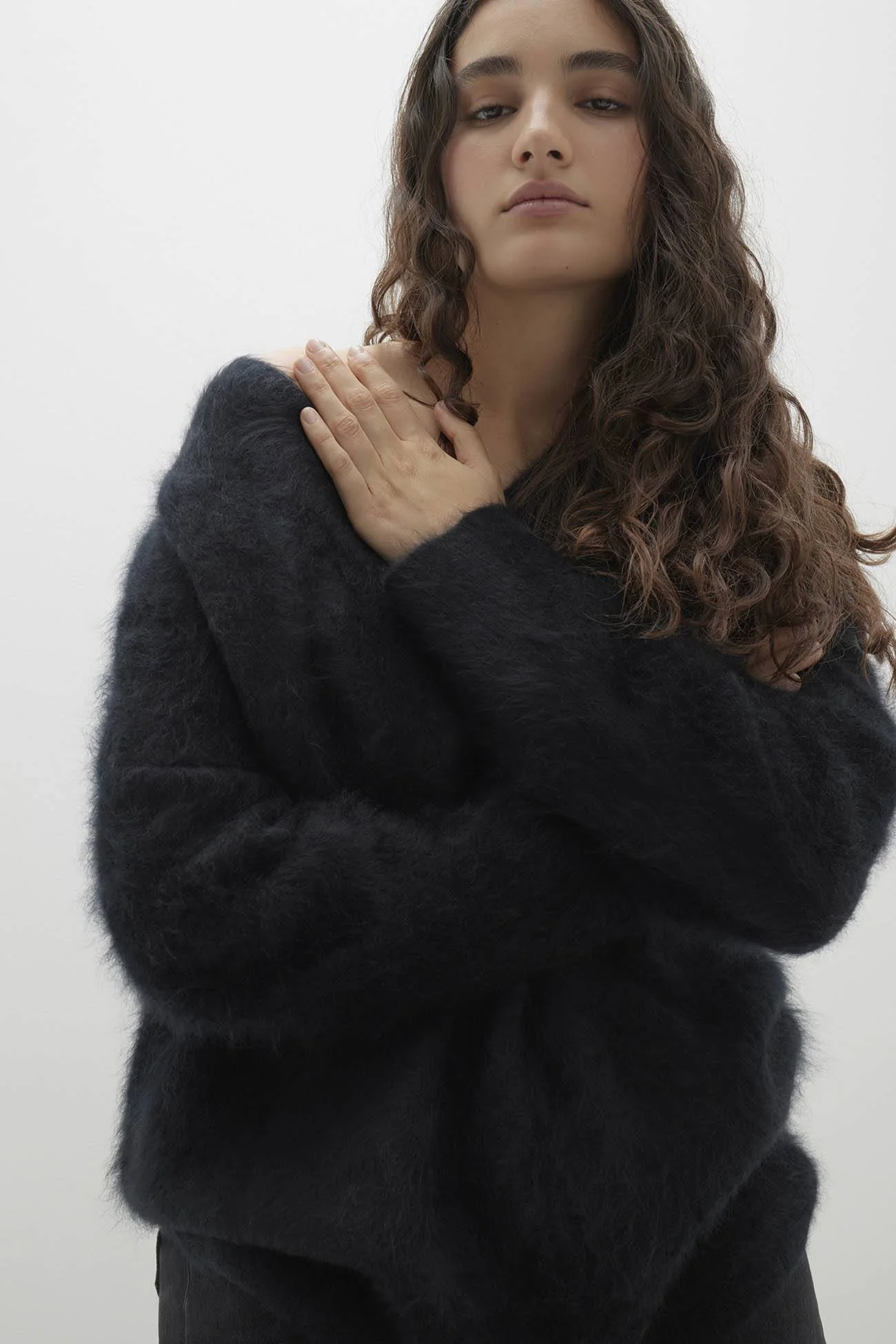 GLADYS BRUSHED CASHMERE V-NECK SWEATER - Image 8