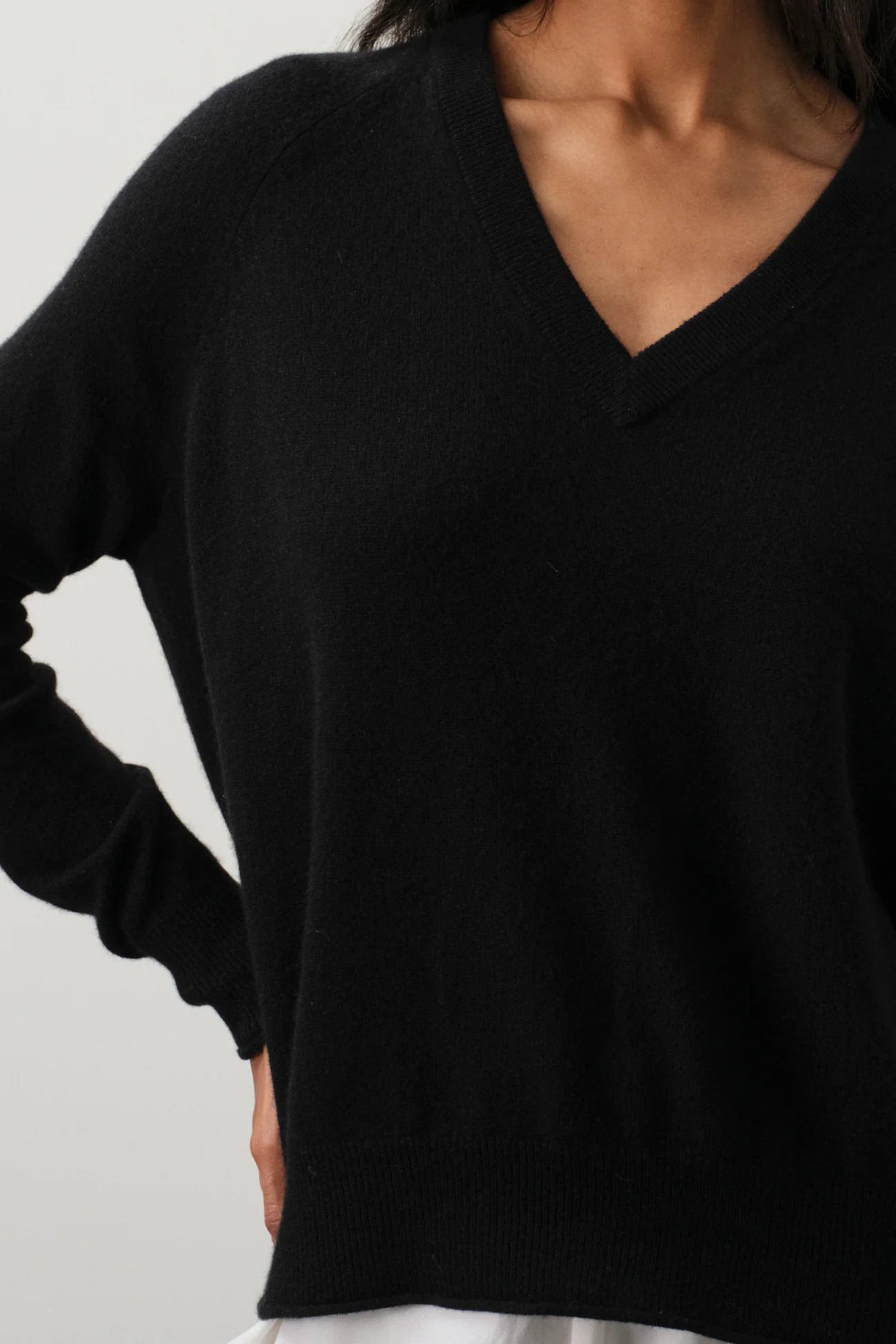 HARLYN CASHMERE V-NECK SWEATER - Image 22