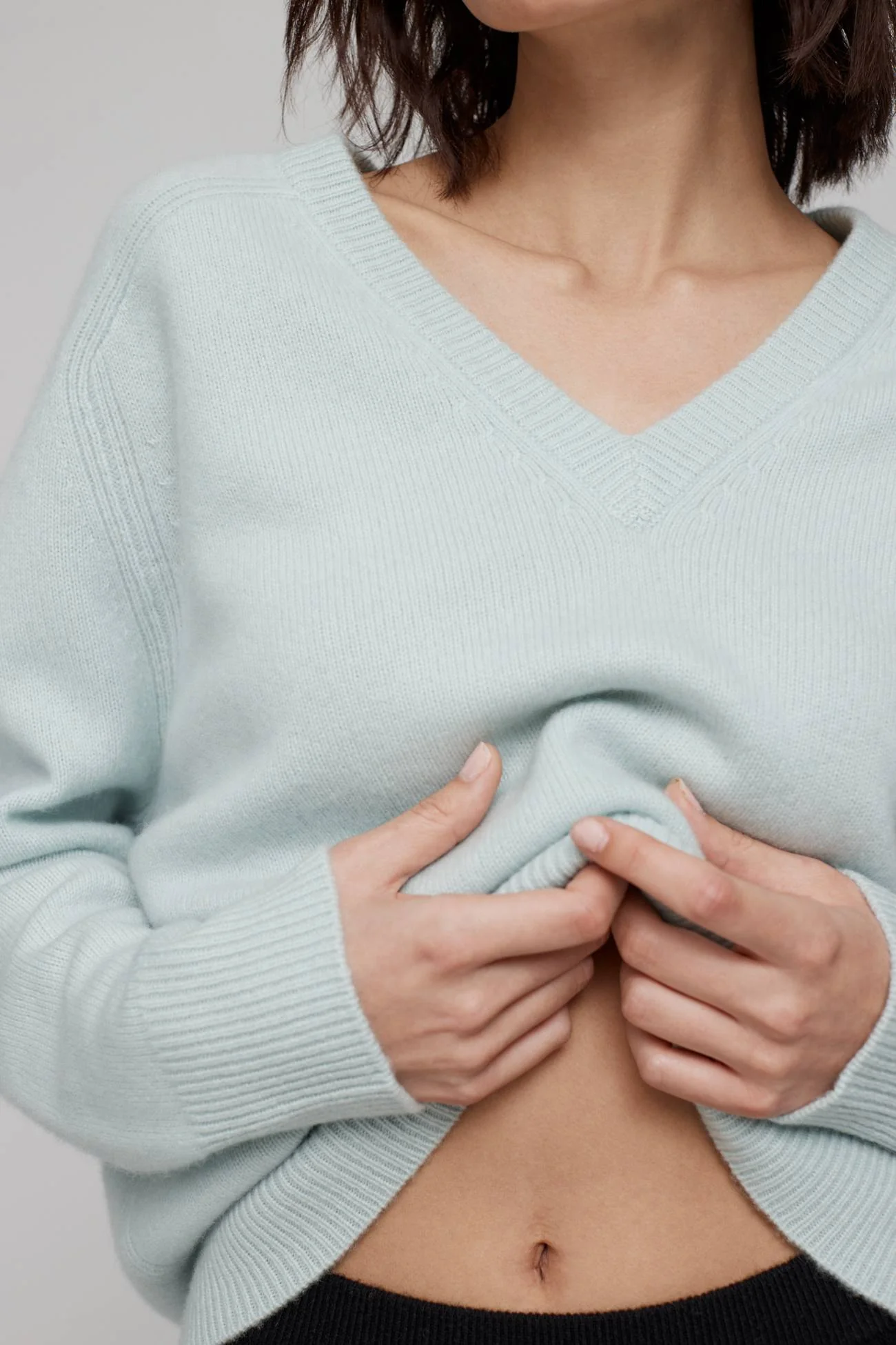 SYDNEY V-NECK CASHMERE SWEATER - Image 10