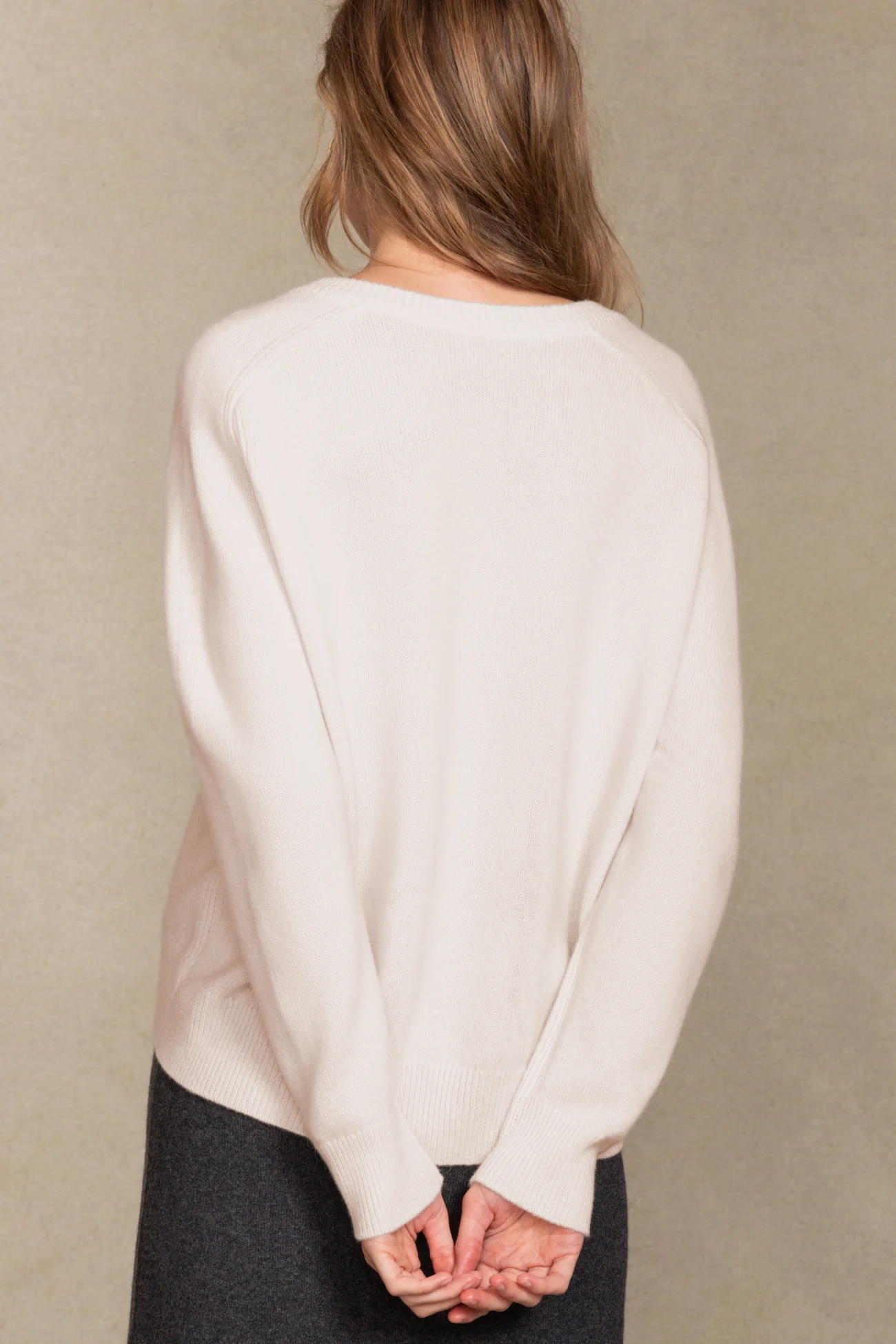 SYDNEY V-NECK CASHMERE SWEATER - Image 34