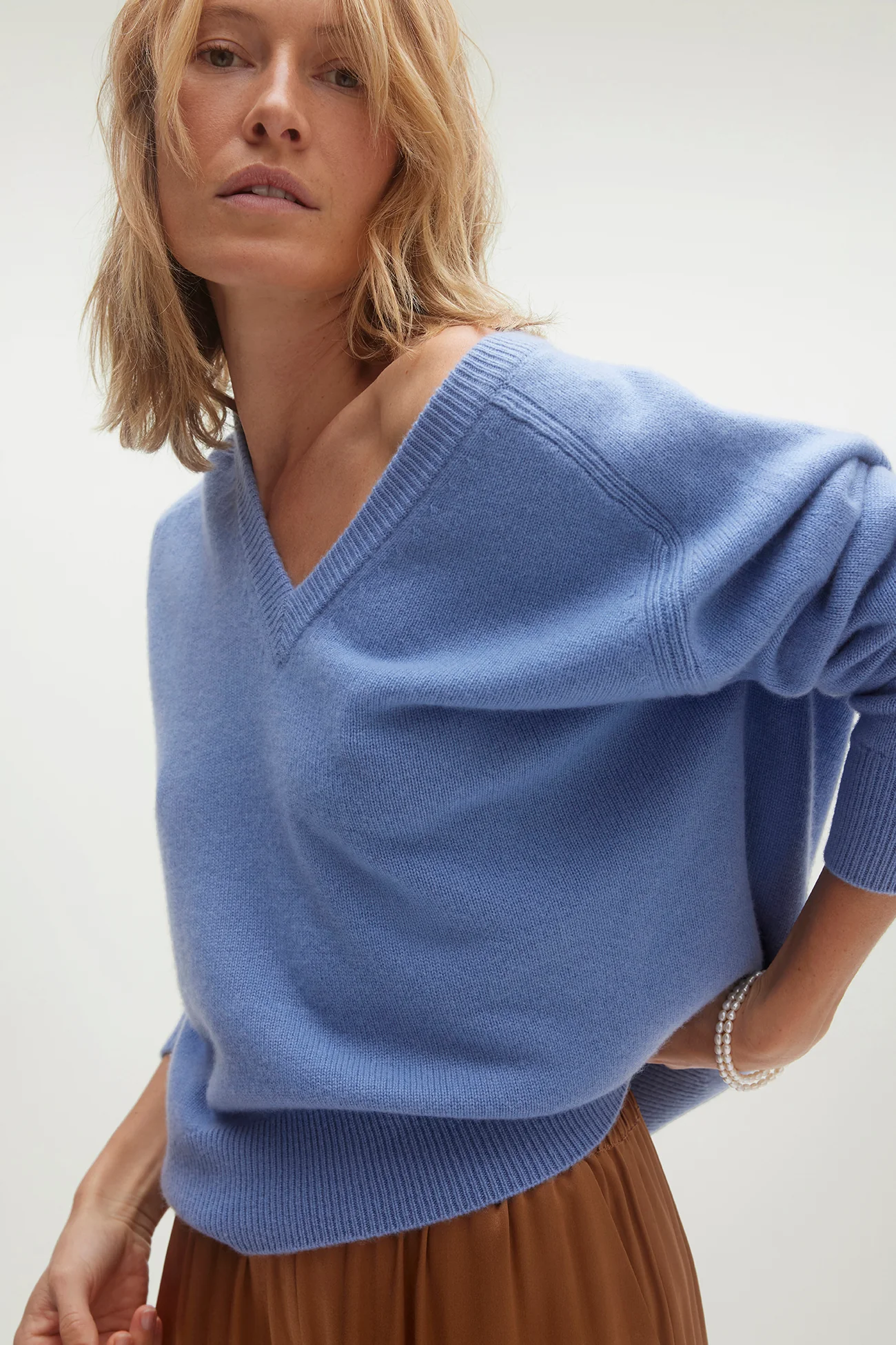 SYDNEY V-NECK CASHMERE SWEATER - Image 43