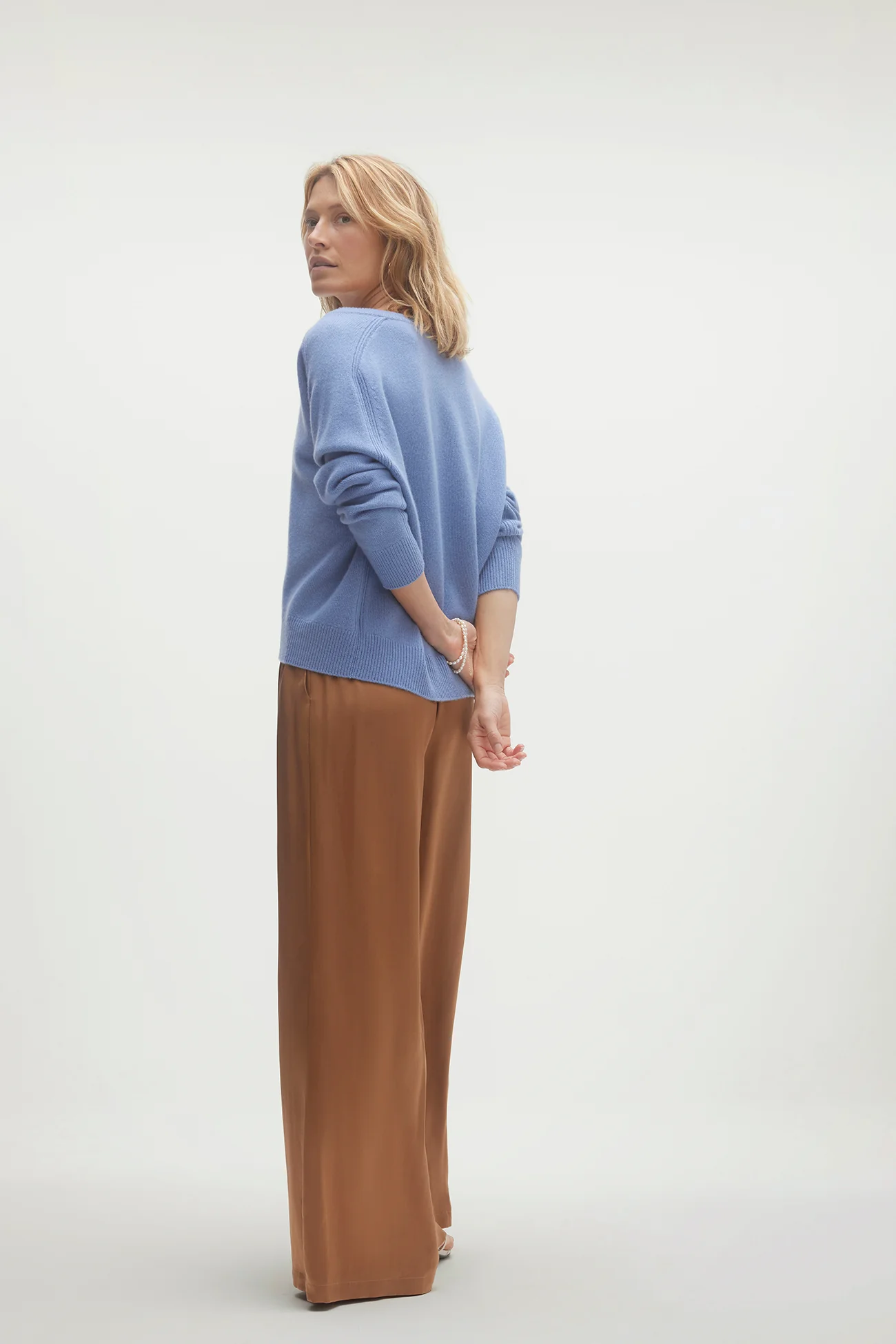 SYDNEY V-NECK CASHMERE SWEATER - Image 44