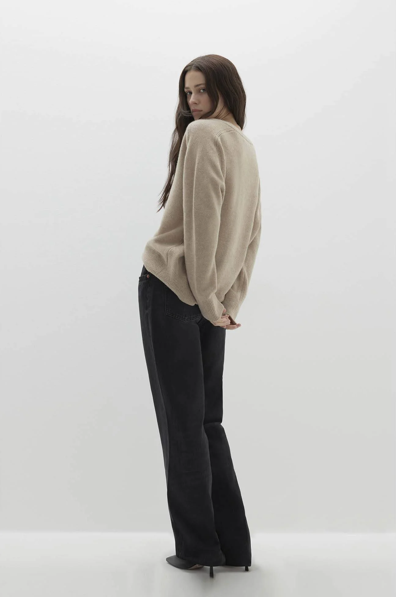 SYDNEY V-NECK CASHMERE SWEATER - Image 55