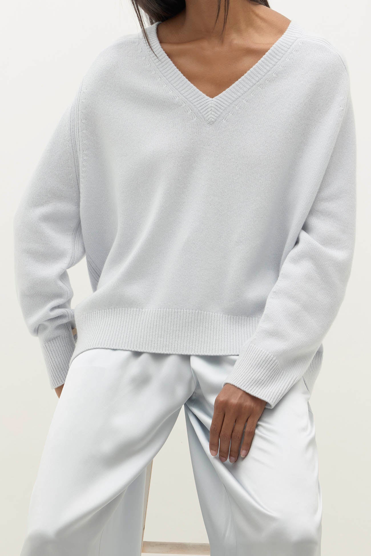 SYDNEY V-NECK CASHMERE SWEATER - Image 81