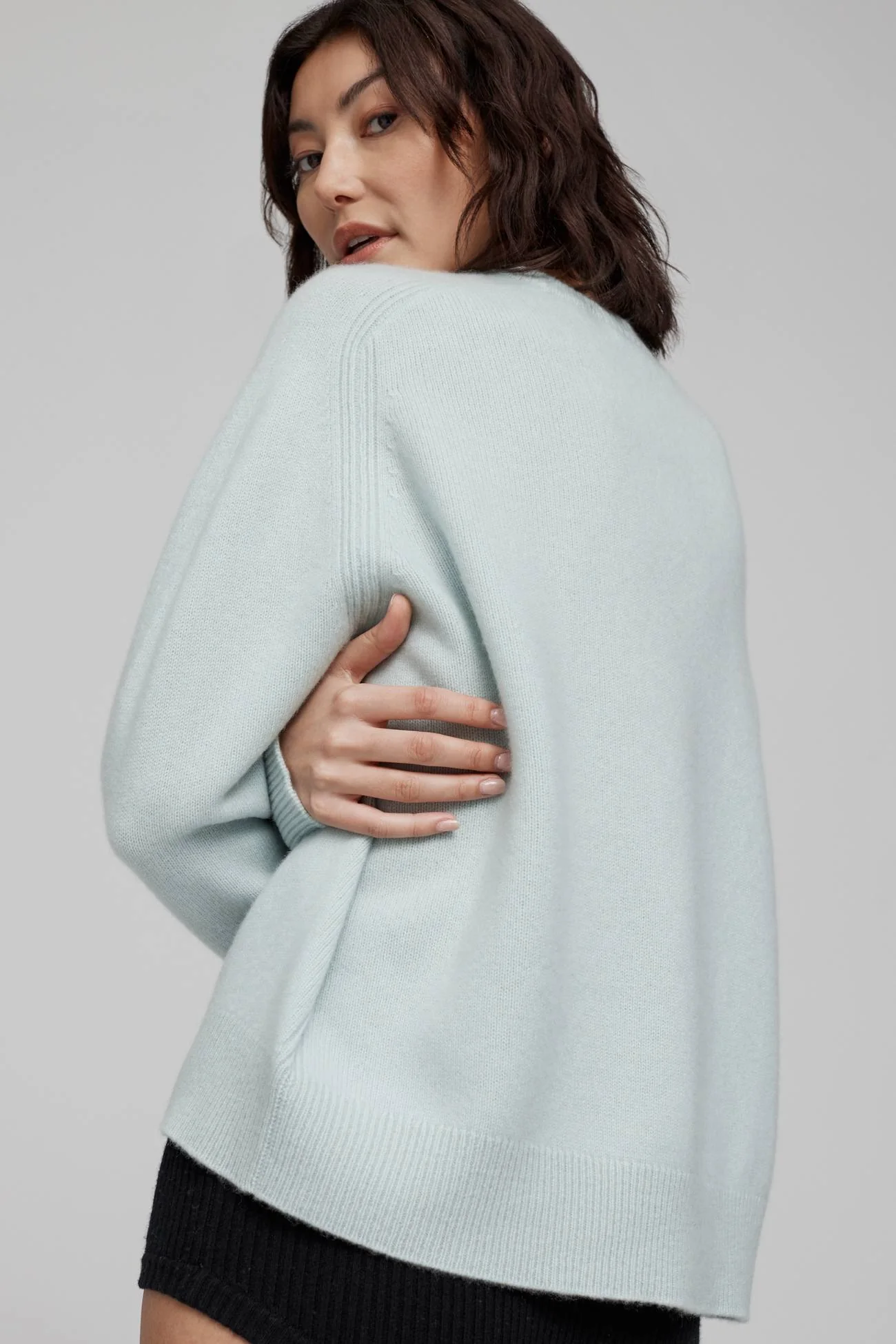 SYDNEY V-NECK CASHMERE SWEATER - Image 9